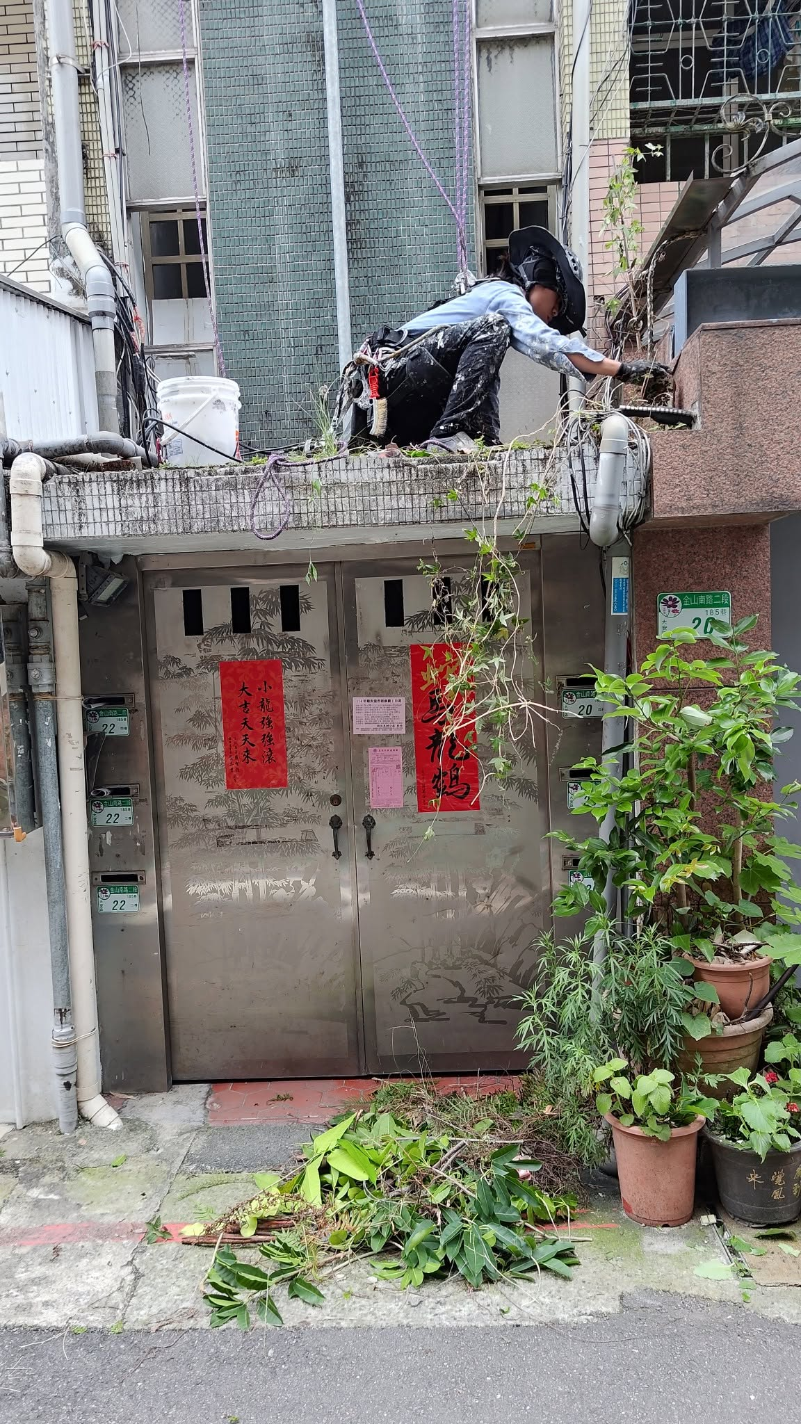 師傅高處精細施工